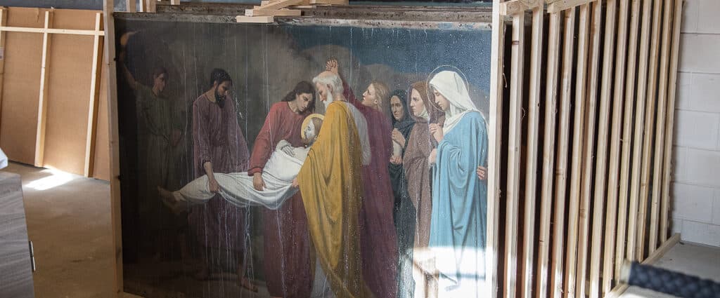 Herinrichting St. Urbanuskerk Bovenkerk - beschadigde kruiswegstaties ingepakt