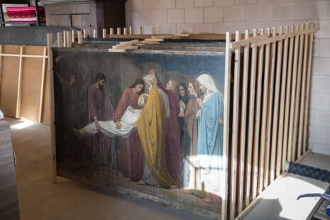 Herinrichting St. Urbanuskerk Bovenkerk - beschadigde kruiswegstaties ingepakt