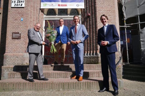 Pastoor Eugène Jongerden van de Urbanuskerk, Ad Verkleij (vicevoorzitter R.K. Amstelland) burgemeester Tjapko Poppens en wethouder Herbert Raat (monumenten).